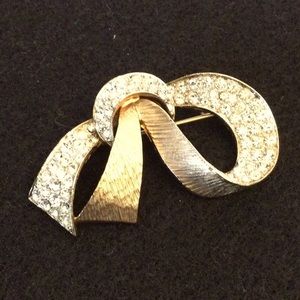 Les Bernard bow twist brooch